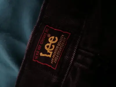 Jeans negros con diseño bordado estilo urbano - miniatura 3