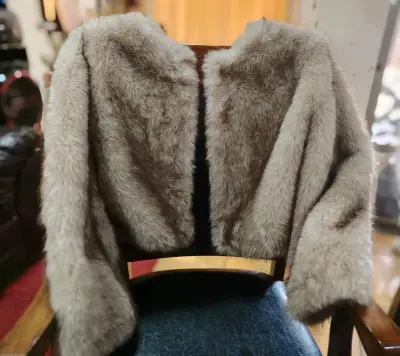 Chaqueta de piel sintética beige elegante - miniatura 1