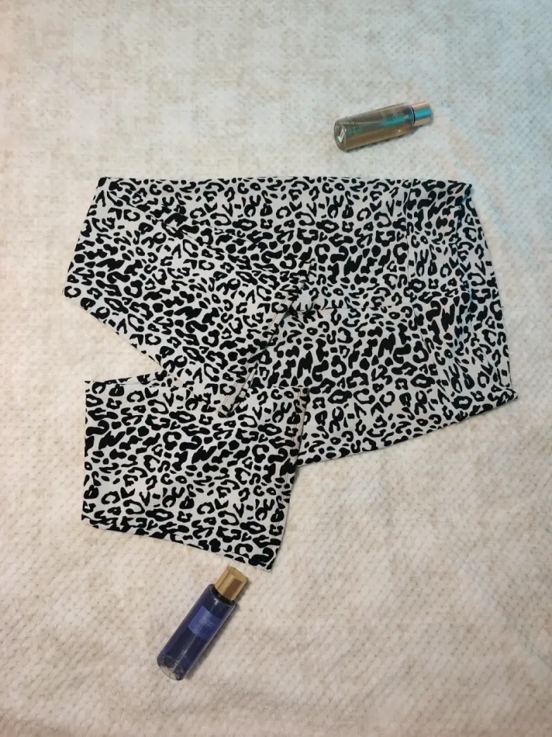 Pantalones de mujer con estampado animal print - 1