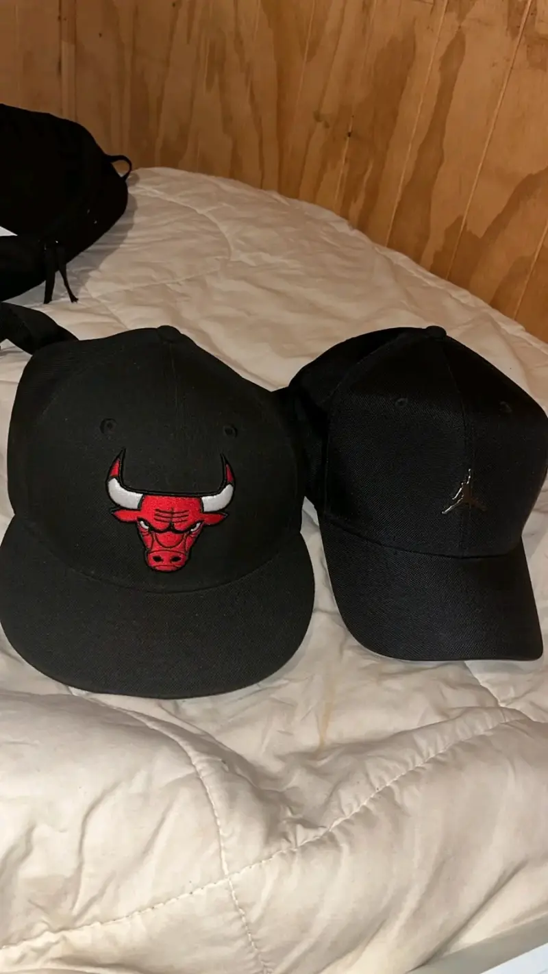 Gorras negras con logos bordados