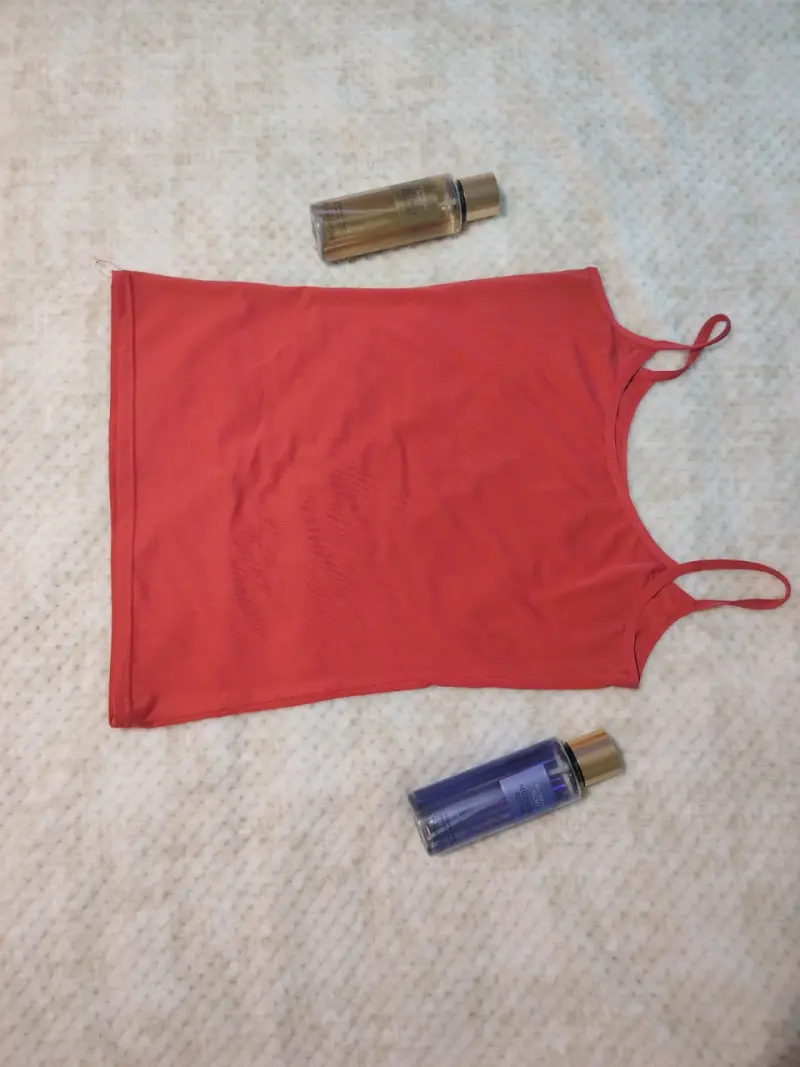 Polera roja sin mangas para mujer