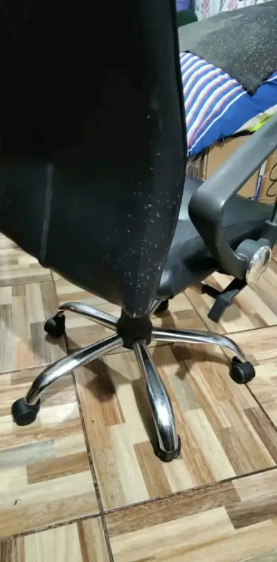 Silla de oficina ergonómica con ruedas - miniatura 1