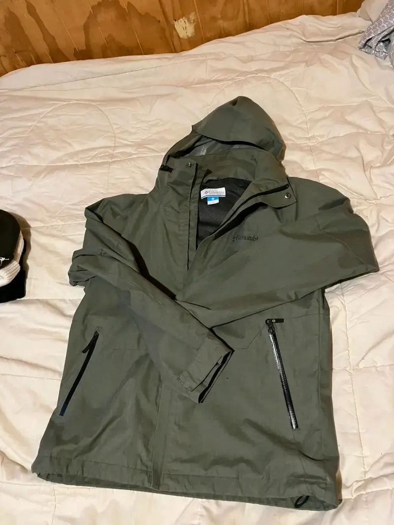 Chaqueta impermeable Columbia verde con capucha