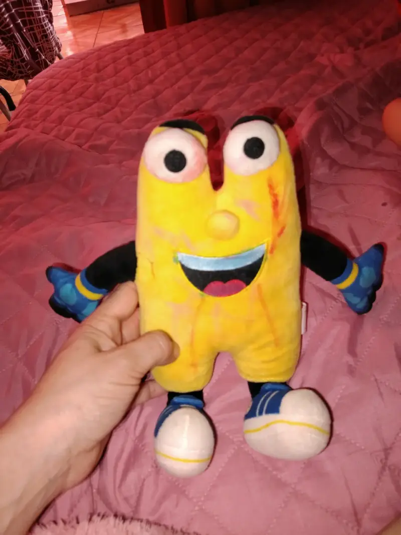Peluche de personaje amarillo con zapatos