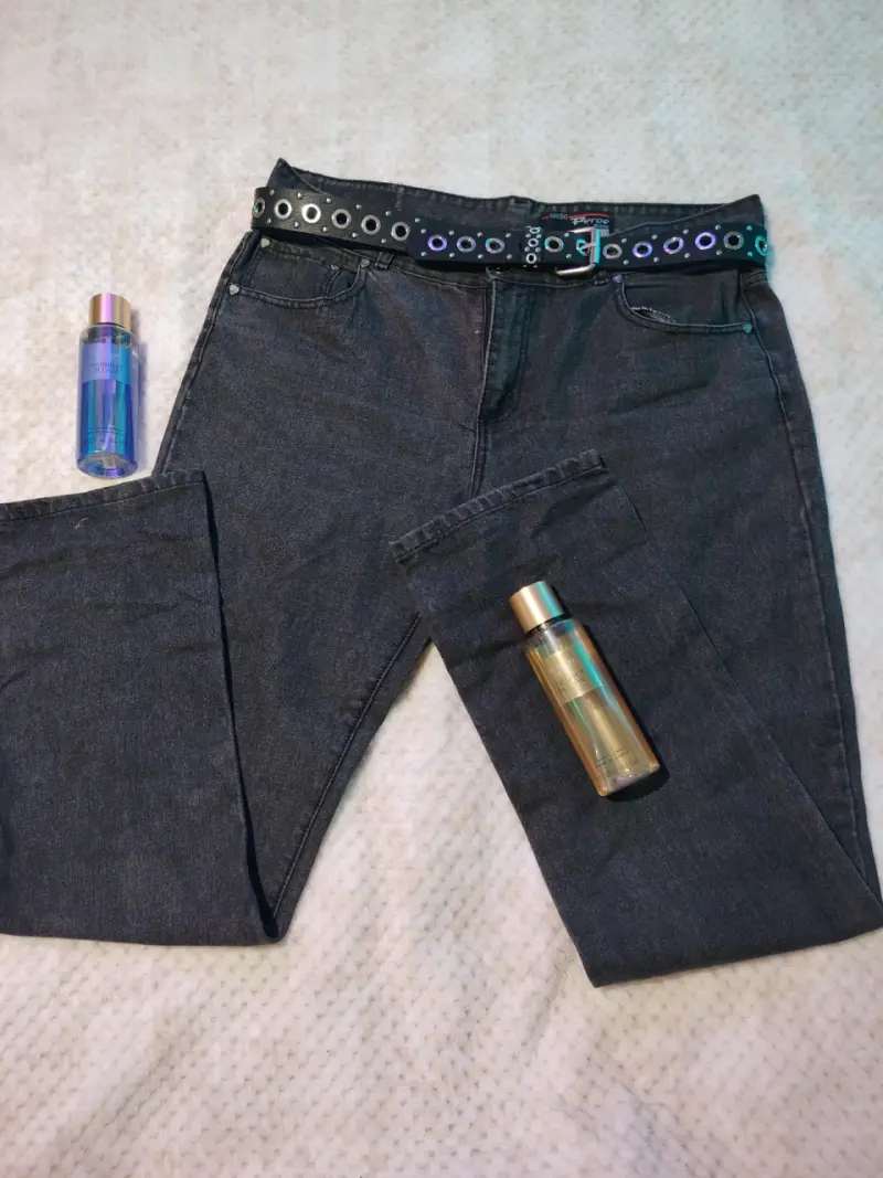 Jeans negros con cinturón de ojales