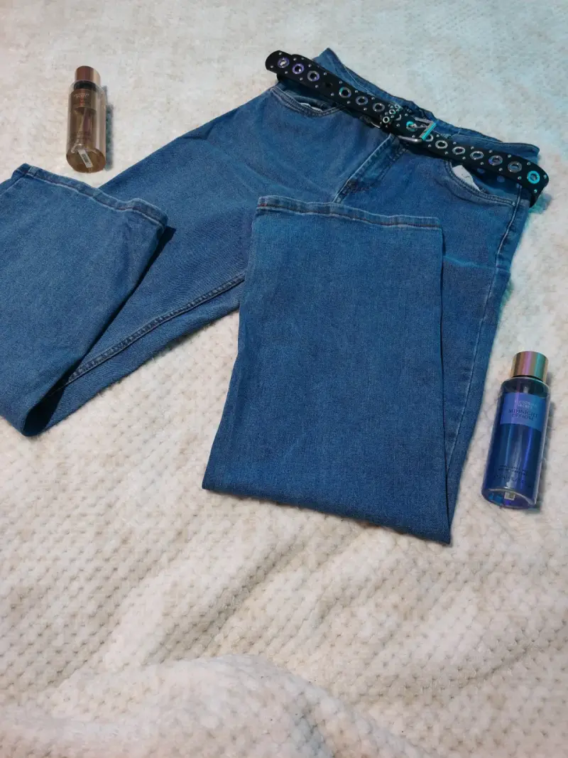 Jeans de mezclilla azul con cinturón decorativo