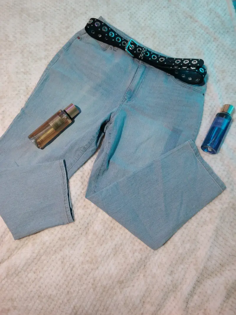 Jeans de mezclilla azul con cinturón decorativo