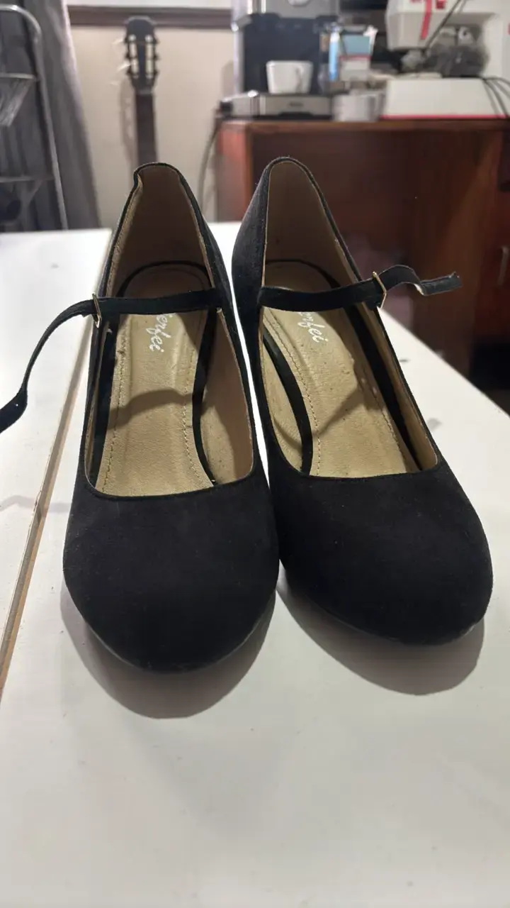 Zapatos de tacón negro con correa - 1