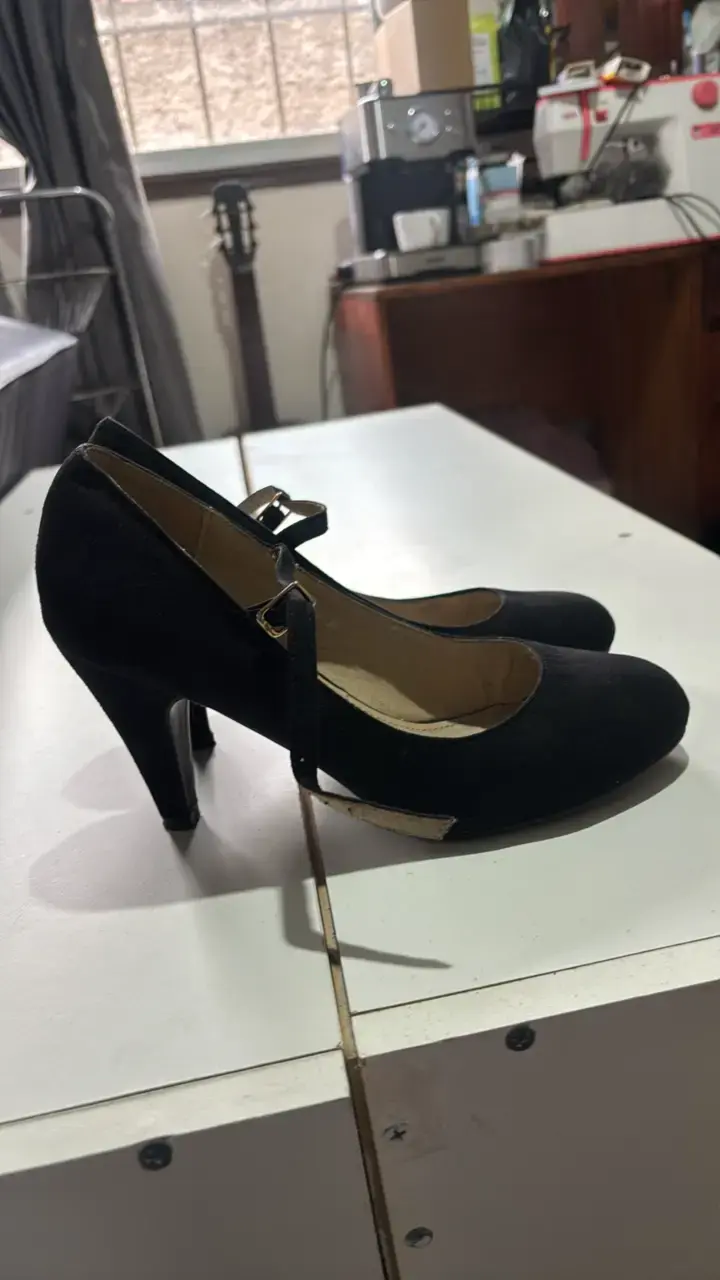 Zapatos de tacón negro con correa - 2