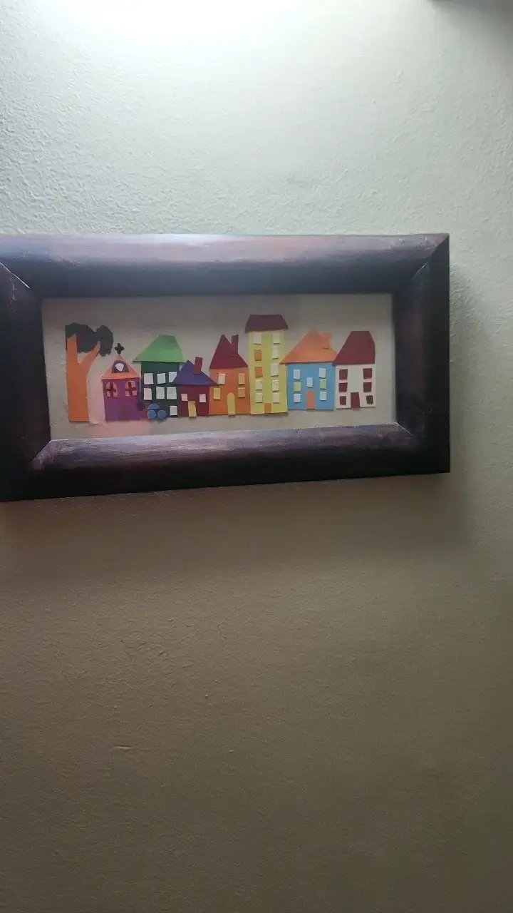 Cuadro decorativo de casas coloridas en marco de madera