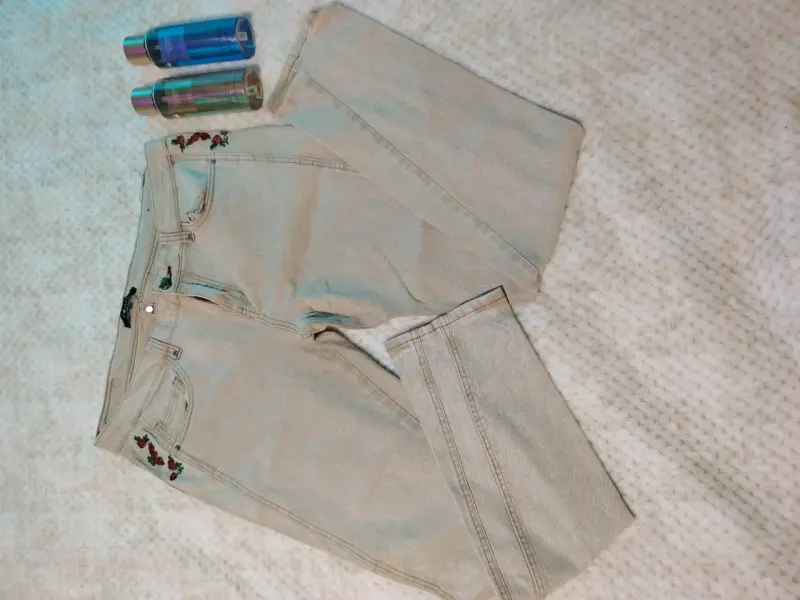 Jeans beige con bordado floral para mujer - 1