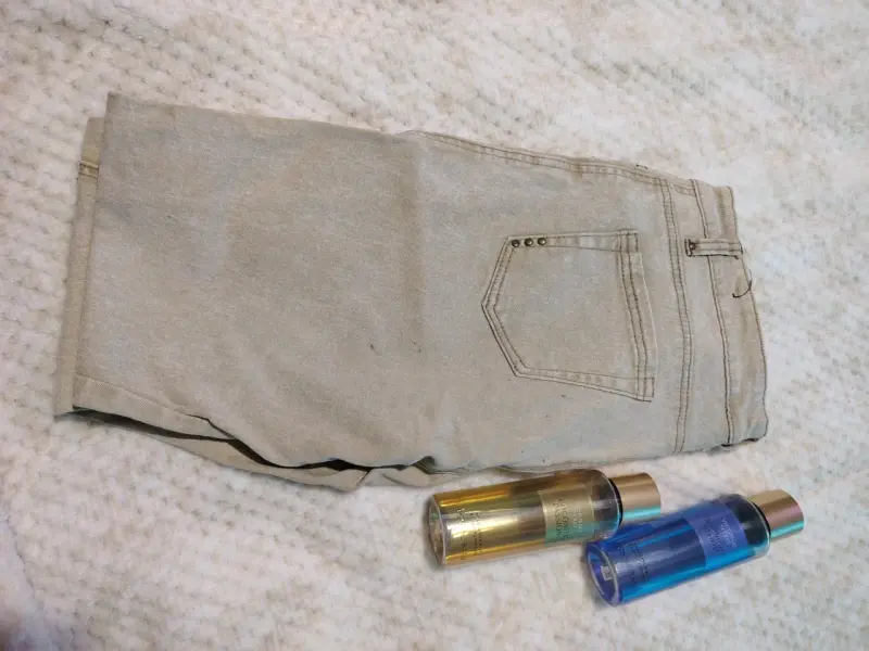 Jeans beige con bordado floral para mujer - 2