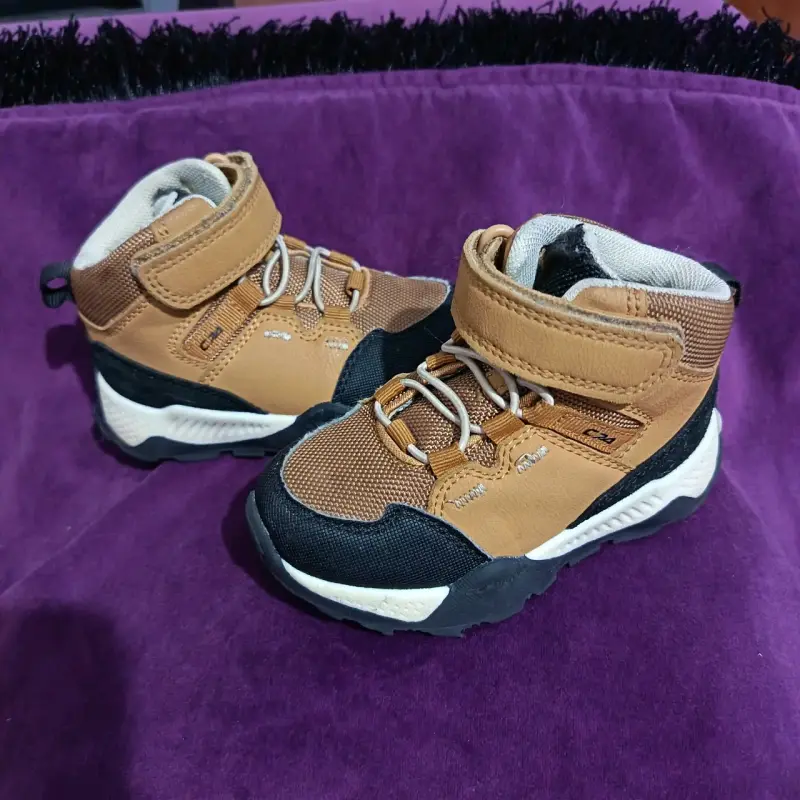 Botines de niño color marrón con velcro