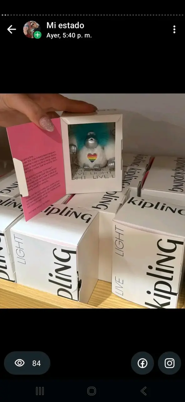 Figura de colección Kipling con corazón arcoíris