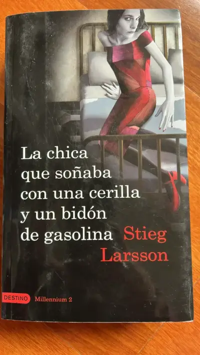 Libro 'La chica que soñaba con una cerilla y un bidón de gasolina' de Stieg Larsson - miniatura 1