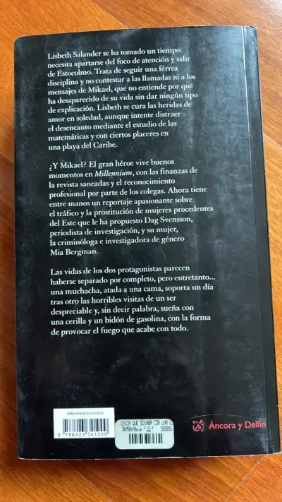 Libro 'La chica que soñaba con una cerilla y un bidón de gasolina' de Stieg Larsson - miniatura 2