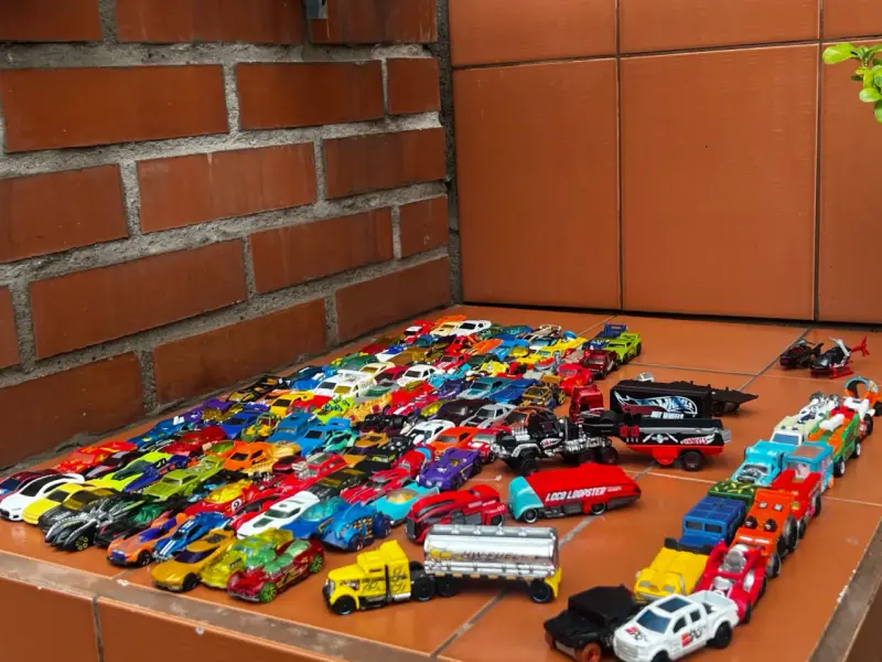 120 autos hot wheel originan más 5 camiones - 2