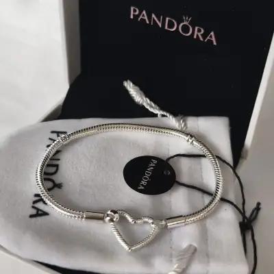 Pulsera de plata con dije de corazón Pandora - miniatura 1