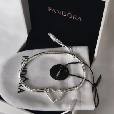 Pulsera de plata con dije de corazón Pandora - miniatura 2