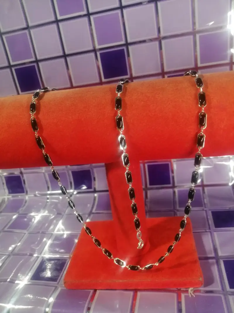 Collar de plata con eslabones negros elegante
