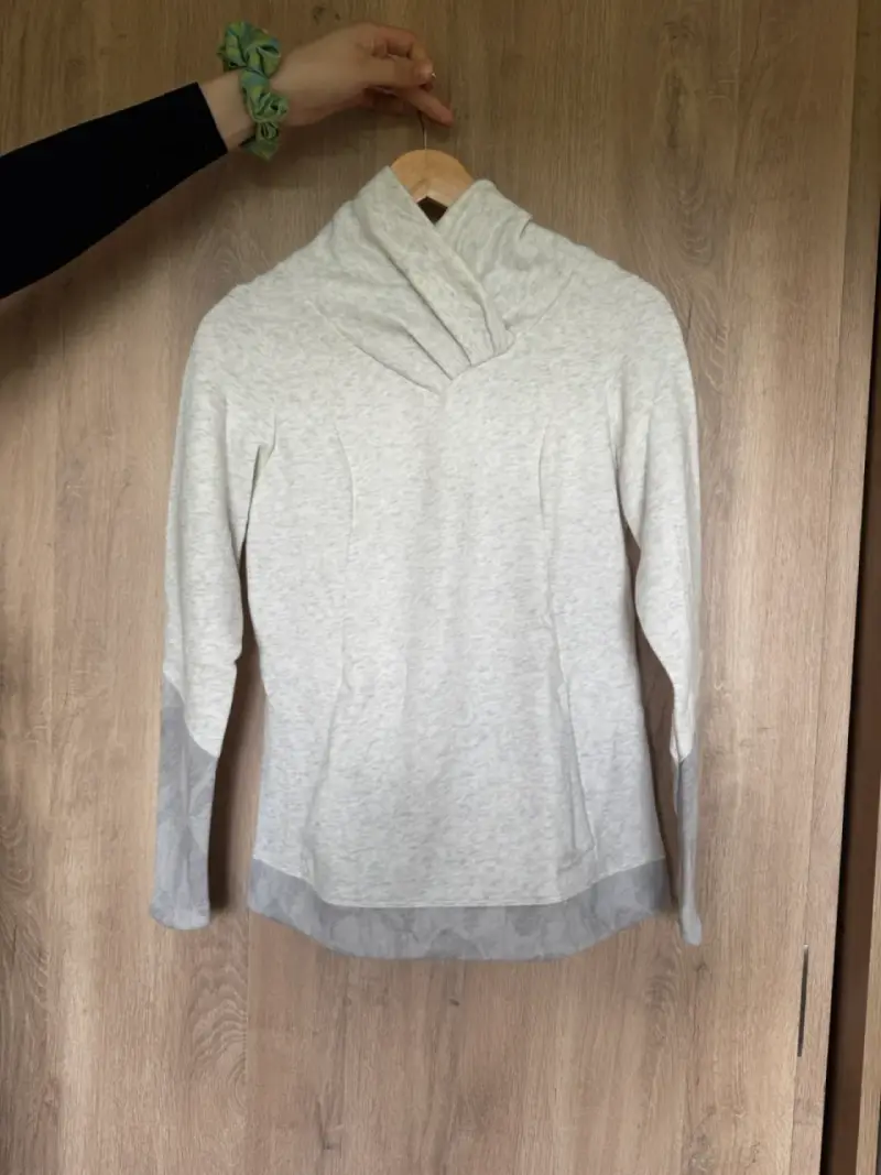 Polerón gris claro con cuello alto - 1
