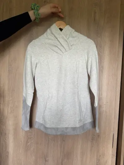 Polerón gris claro con cuello alto - miniatura 1