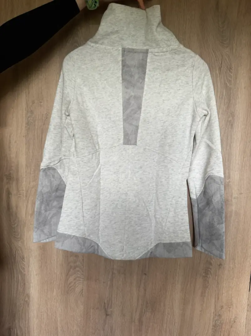 Polerón gris claro con cuello alto - 3