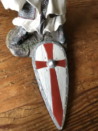 Figura de caballero templario en resina - miniatura 3