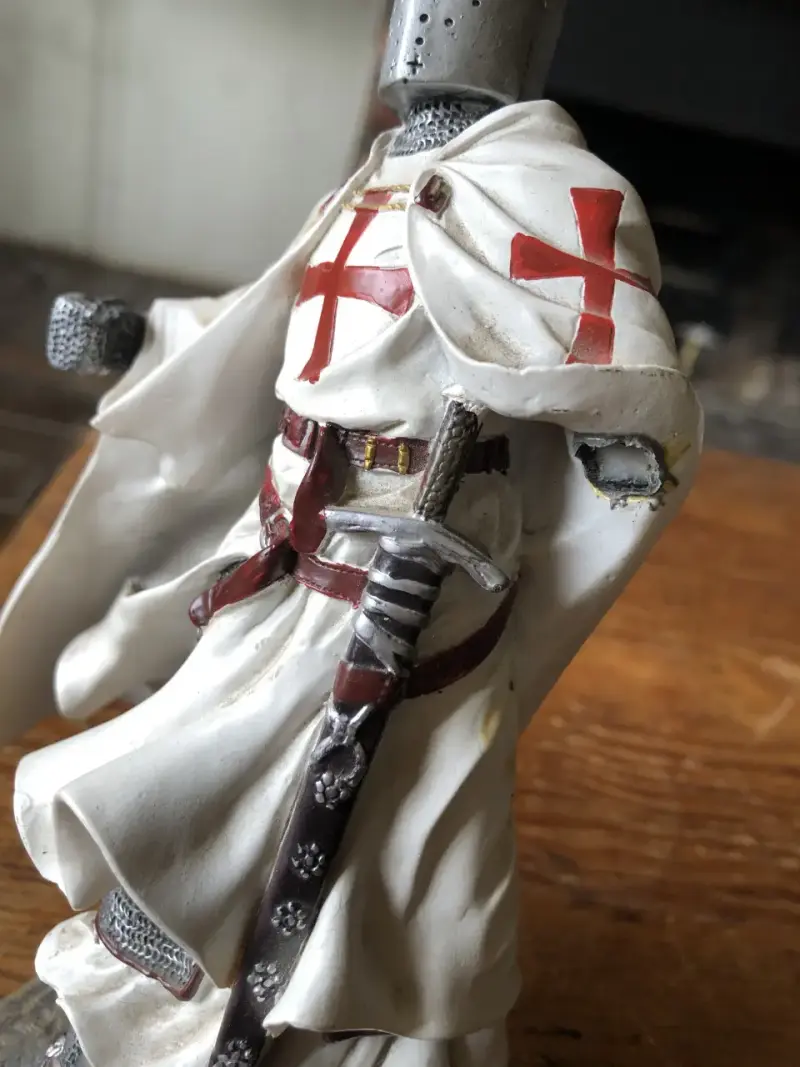 Figura de caballero templario en resina - 4