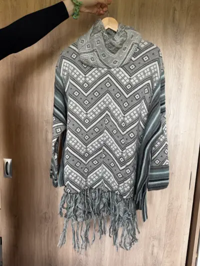 Chaleco tipo poncho - miniatura 1