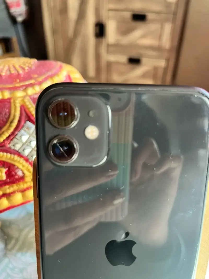 iPhone 11 excelente estado con pantalla impecable - 2