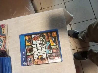 Juego PS4 Grand Theft Auto V en buen estado - miniatura 1