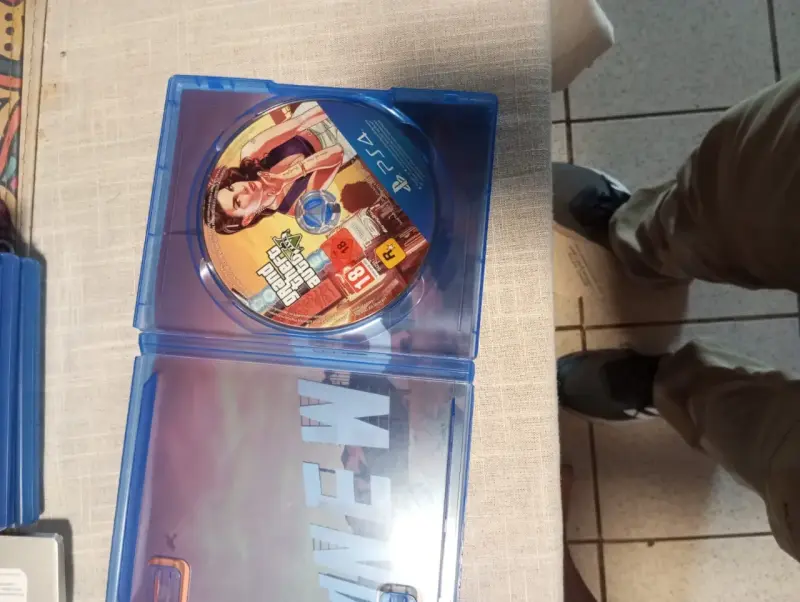 Juego PS4 Grand Theft Auto V en buen estado - 2
