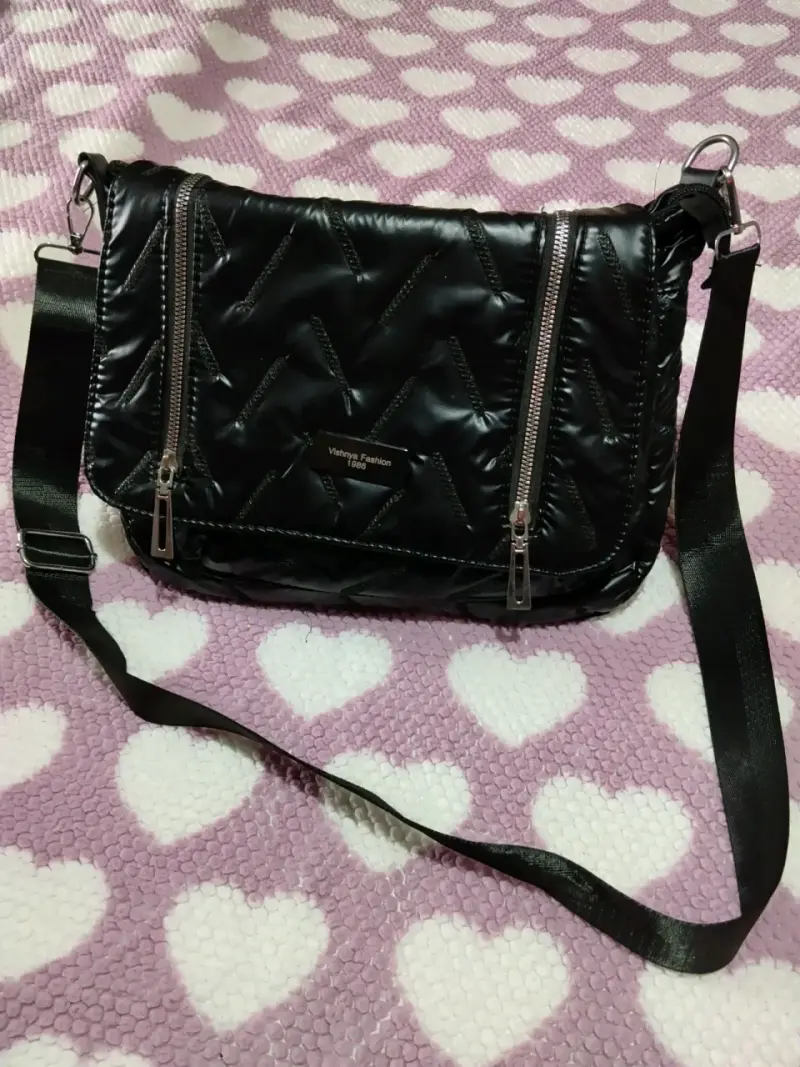 Bolso bandolera negro con cremalleras