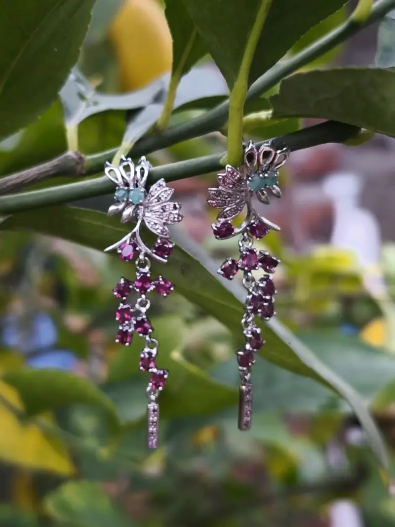 Elegantes aros colgantes con piedras preciosas - 1