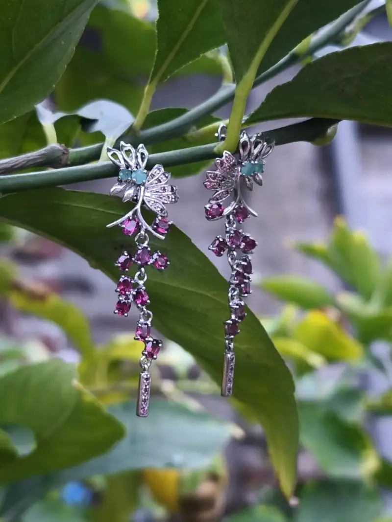 Elegantes aros colgantes con piedras preciosas - 2