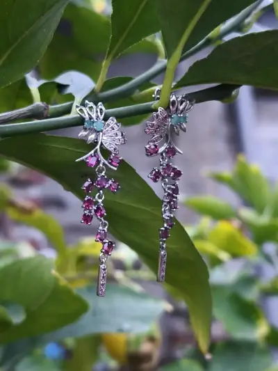 Elegantes aros colgantes con piedras preciosas - miniatura 2
