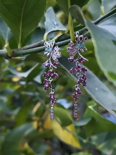 Elegantes aros colgantes con piedras preciosas - miniatura 3
