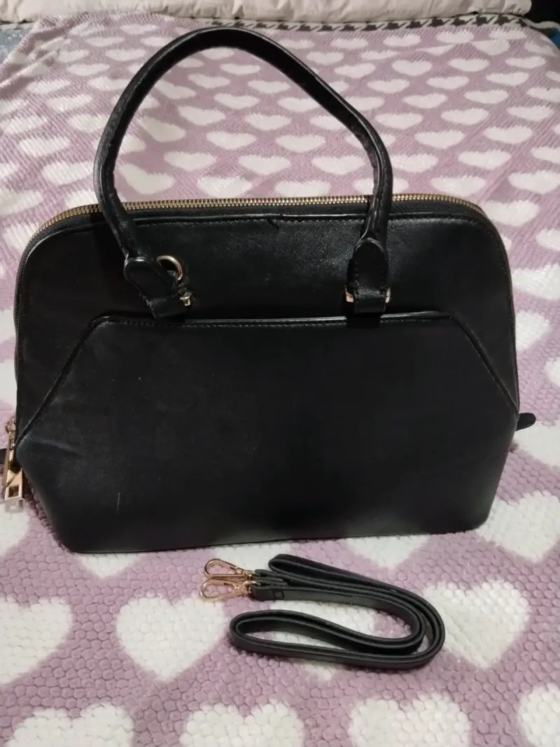 Elegante cartera negra con correa desmontable