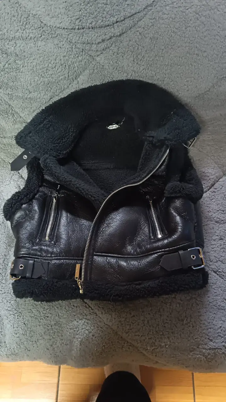 Chaqueta de cuerina negra con forro de chiporro