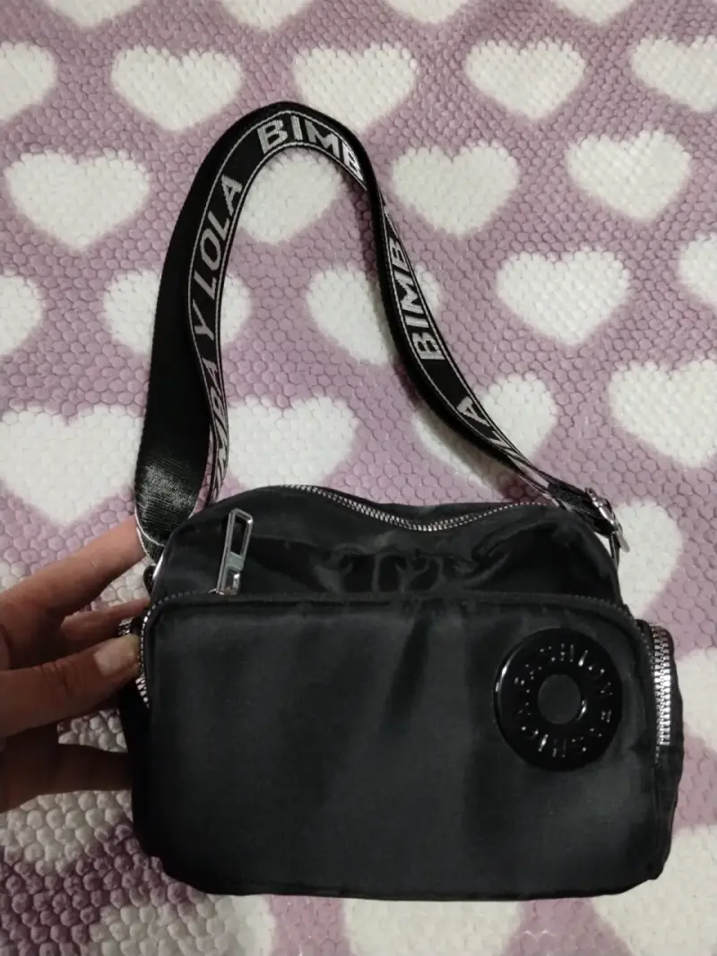 Bolso negro Bimba y Lola con correa ajustable
