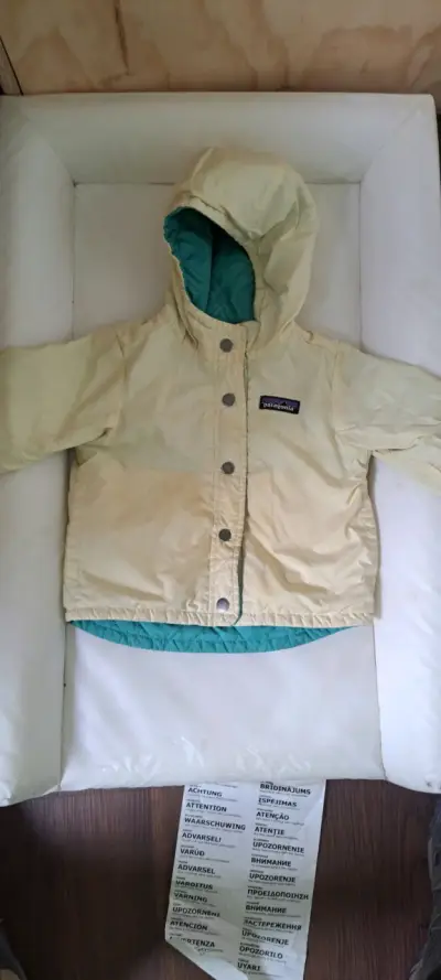 Chaqueta infantil Patagonia verde con capucha - miniatura 3