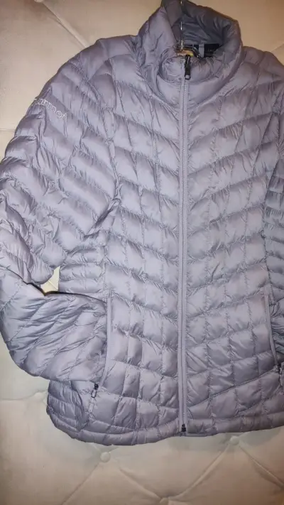 Chaqueta acolchada gris Marmot para mujer - miniatura 1