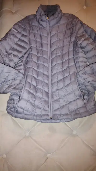 Chaqueta acolchada gris Marmot para mujer - miniatura 2