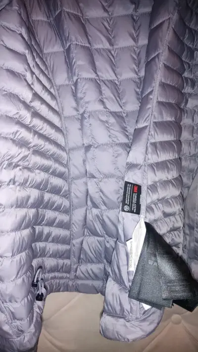 Chaqueta acolchada gris Marmot para mujer - miniatura 3