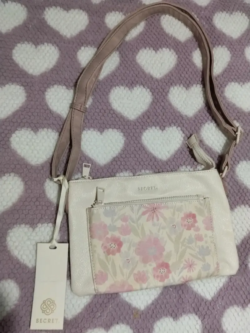 Cartera Secret con diseño floral y correa ajustable