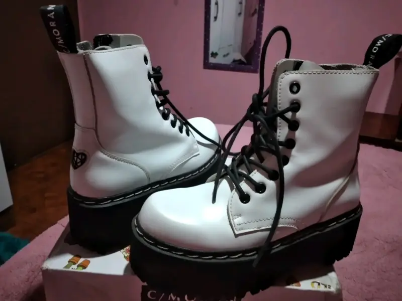 Botas blancas de plataforma estilo militar - 1