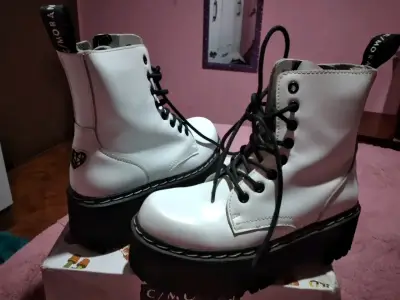 Botas blancas de plataforma estilo militar - miniatura 1