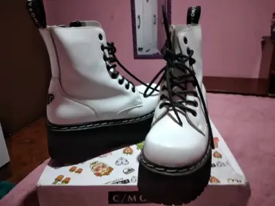 Botas blancas de plataforma estilo militar - miniatura 2