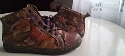 Botines de cuero con diseño de mariposas y étnico - miniatura 1
